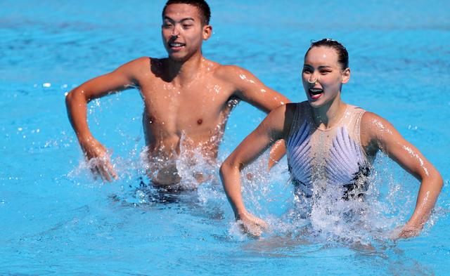 2022年6月25日，石浩玙（左）/张依瑶在2022年世界游泳锦标赛花样游泳混双自由自选决赛中。新华社记者 李颖 摄