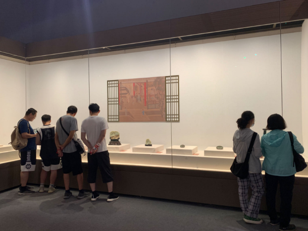 游客在中国园林博物馆参观。人民网记者刘颖颖摄