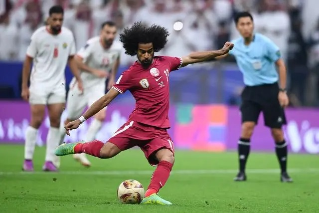 卡塔尔队前锋阿菲夫在本场决赛中主罚点球瞬间。新华社记者 江汉摄