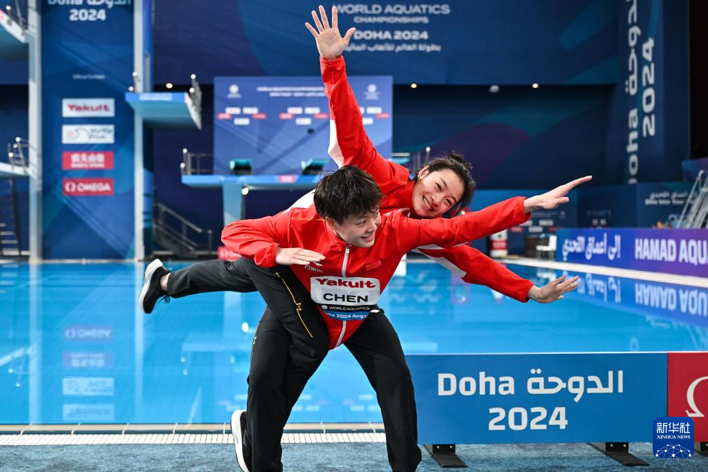 2月9日，2024年多哈游泳世锦赛女子3米板决赛，中国选手昌雅妮（后）、陈艺文在比赛后庆祝。新华社记者 杜宇 摄