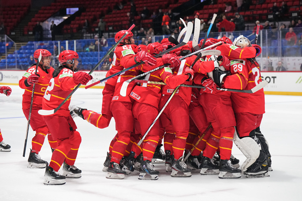 中国队庆祝比赛胜利。图片来源：国际冰联